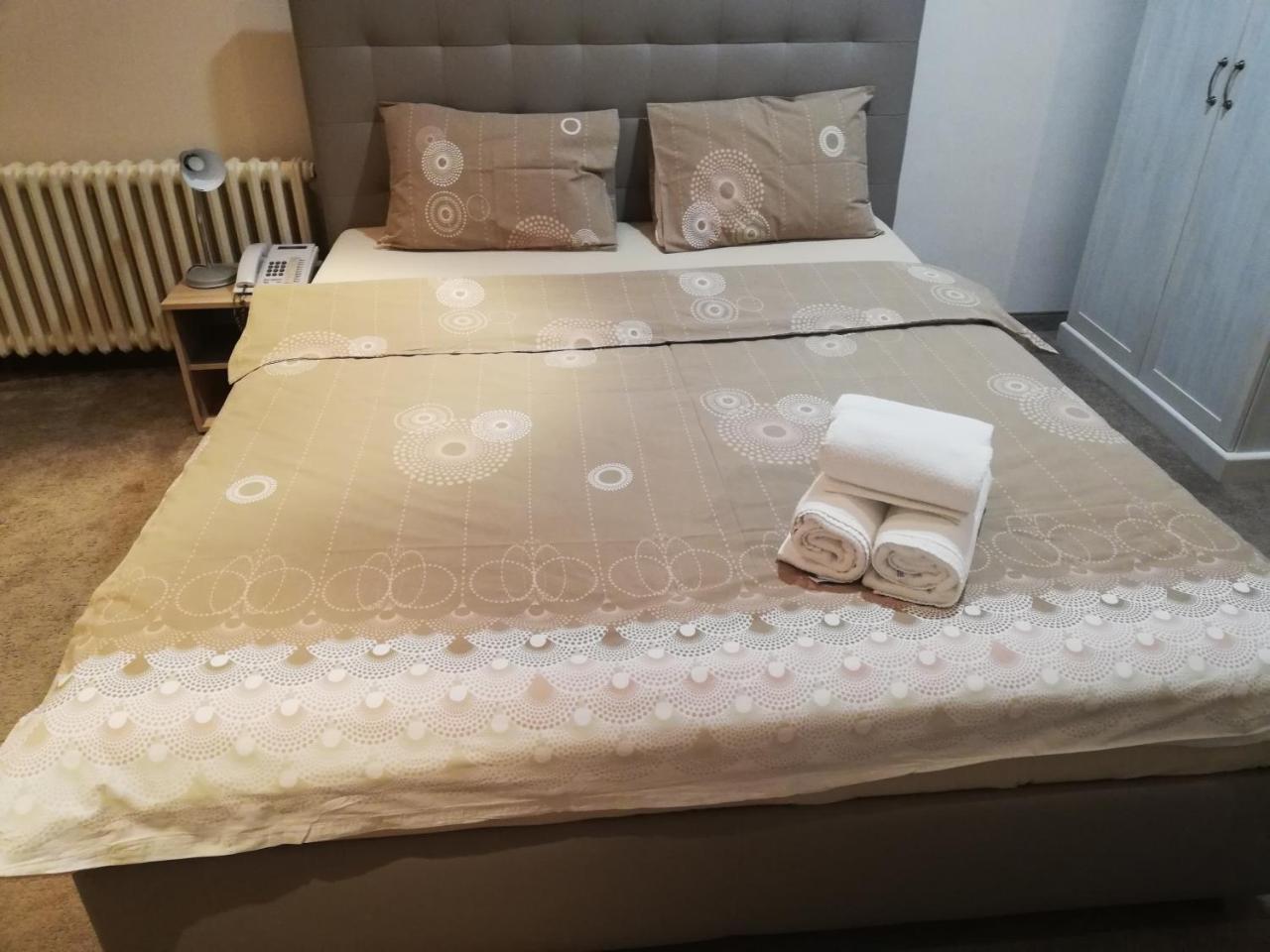 Guest House Vida Belgrado Esterno foto